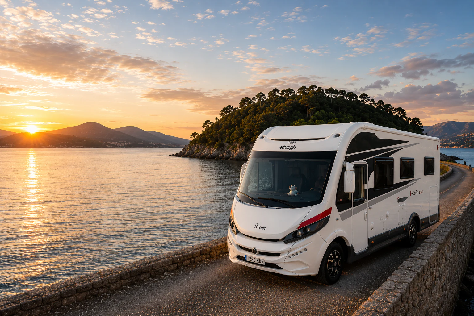 Autocaravana premium recorriendo un paisaje natural de Mallorca